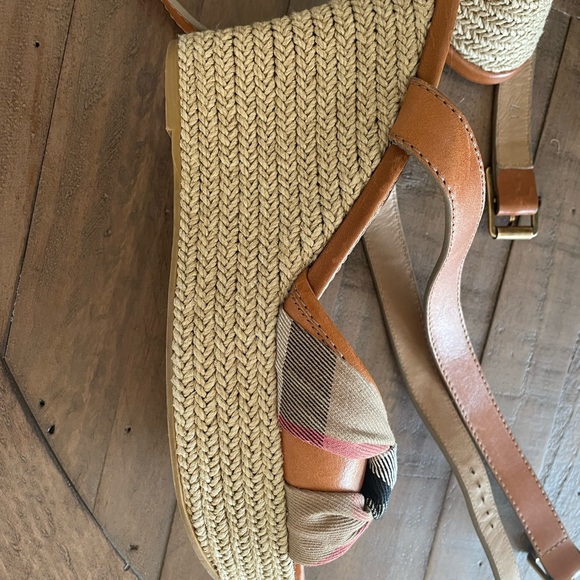Burberry Sandals. - Picture 2 of 4